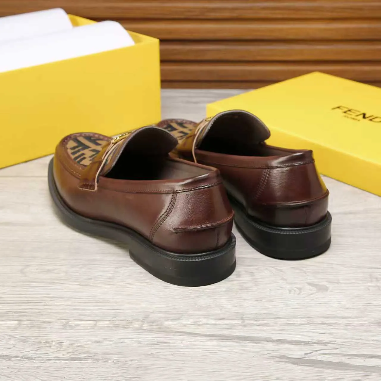 ​Men's shoes 💰 500 💰 Water dyed cowhide 🆘 The latest FENDI ( Fendi ) new casual leather shoes 🕶️🕶️ Simple routing effect, showing an elegant and cool driving shoe 🎬Made of Italian 🇮🇹 imported calfskin + first-layer water-dyed cowhide lining🐂Excellent material🎬Detailed workmanship 🤗Comfortable foot feel➰➰. ​Pair it with any outfit to show your taste and temperament, low-key luxury ♻️Design ​simple and elegant ​noble and fashionable 🍃​Very loved and favored by trendy men 💓❤️Size: 38-44 2⃣️colors available